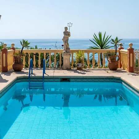 Villa Coastal Retreat 5br - Pool & Seaviews *