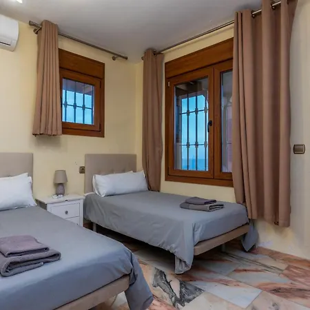 Villa Coastal Retreat 5br - Pool & Seaviews
